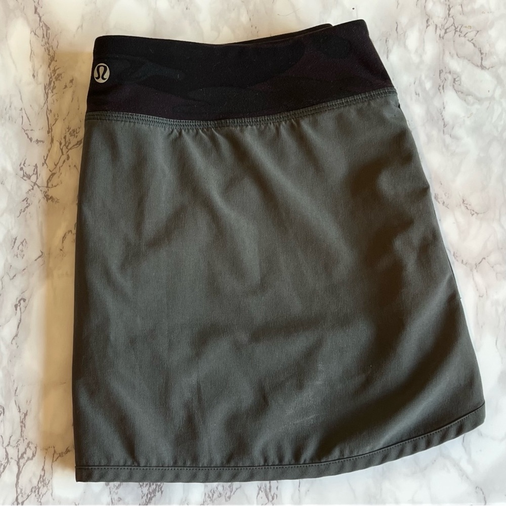 Lululemon lined skirt Women’s size 6 Coal Grey